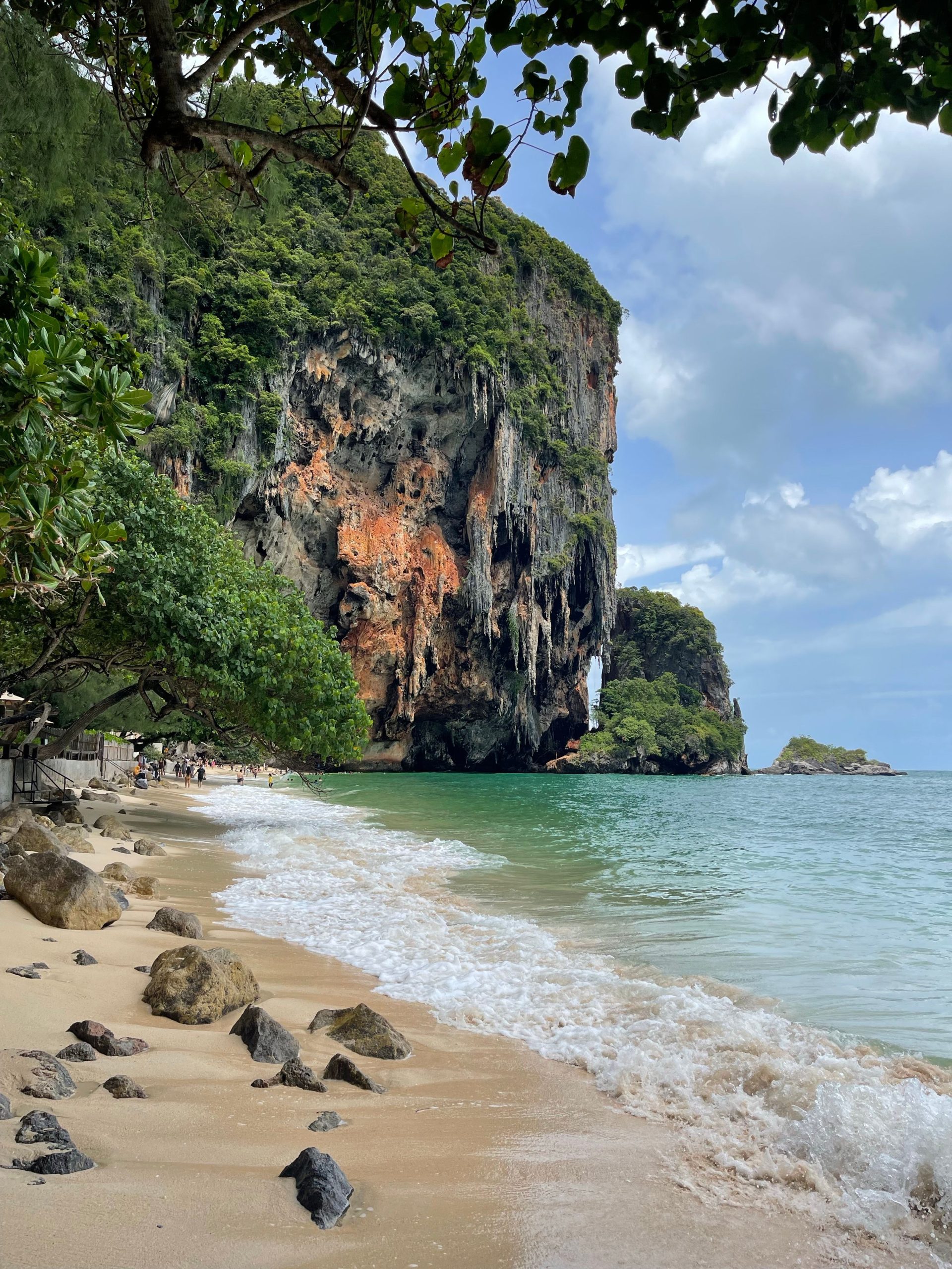 Playa tropical de Tailandia rodeada de acantilados de piedra caliza