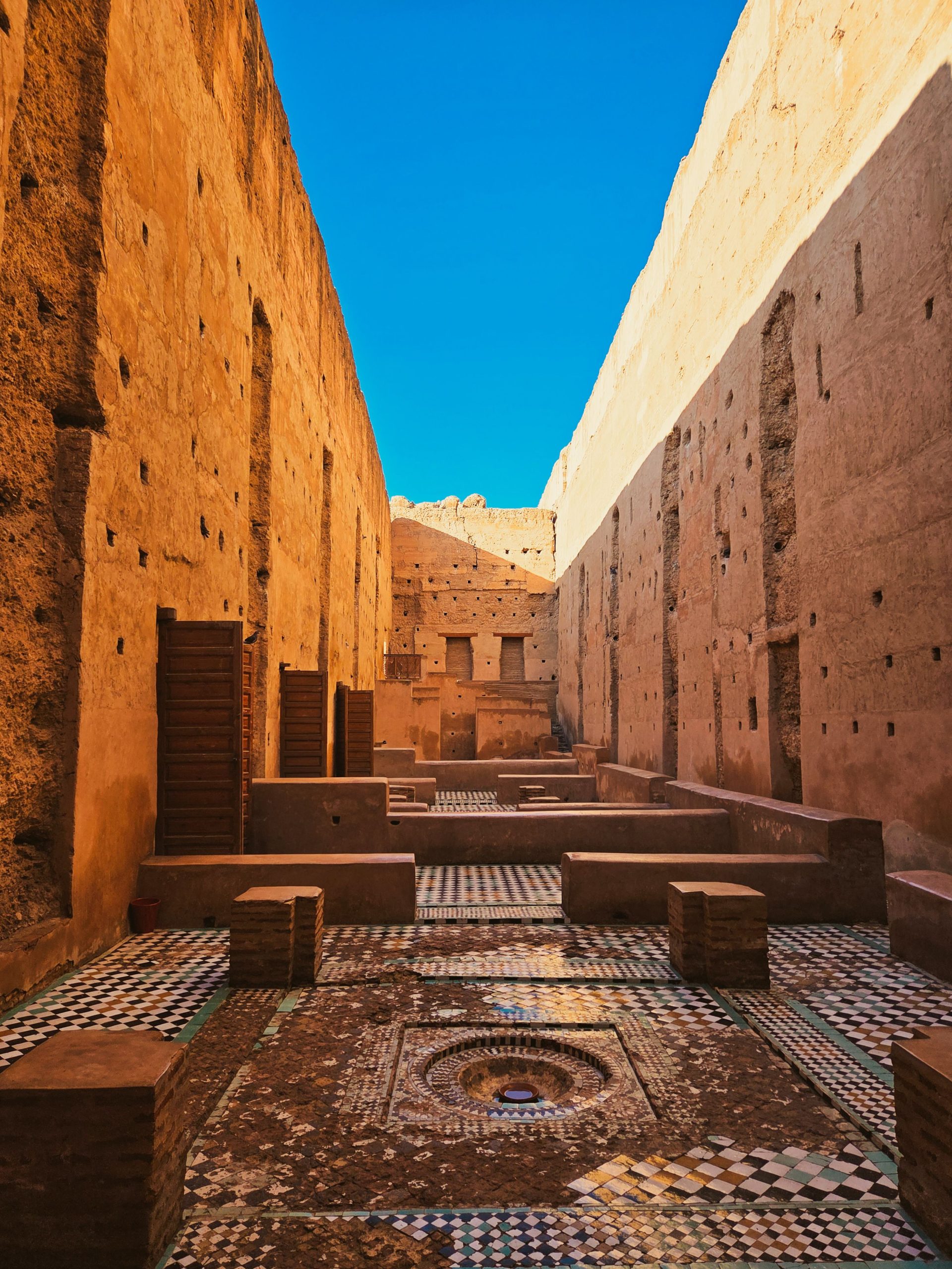 Kasbah histórica de Marruecos bajo un cielo azul
