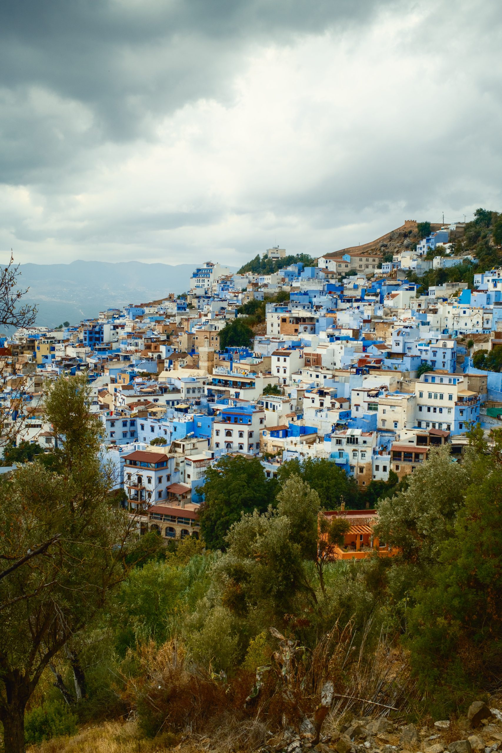 Paisaje de Marruecos con arquitectura azul
