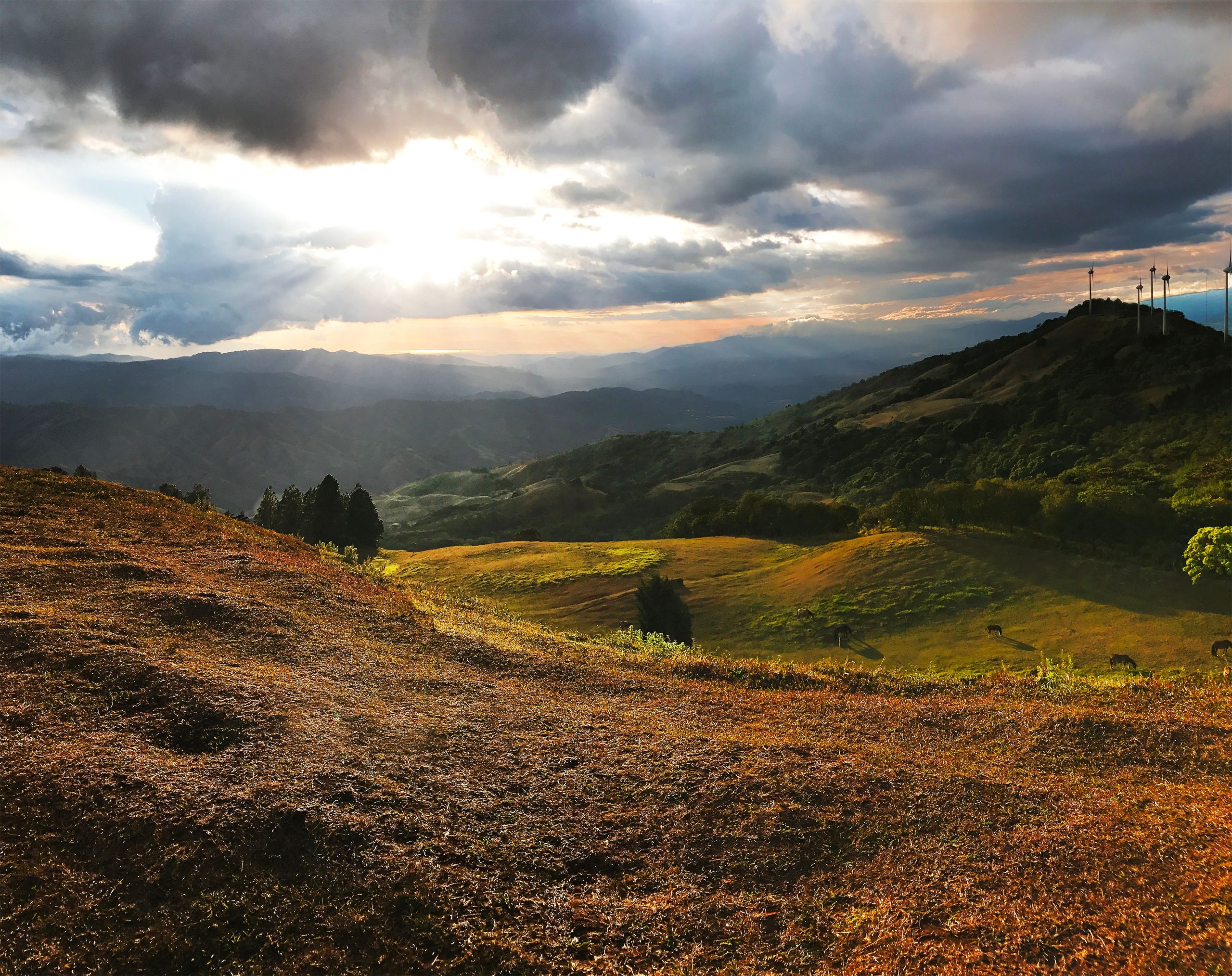 Paisaje montañoso de Costa Rica al atardecer