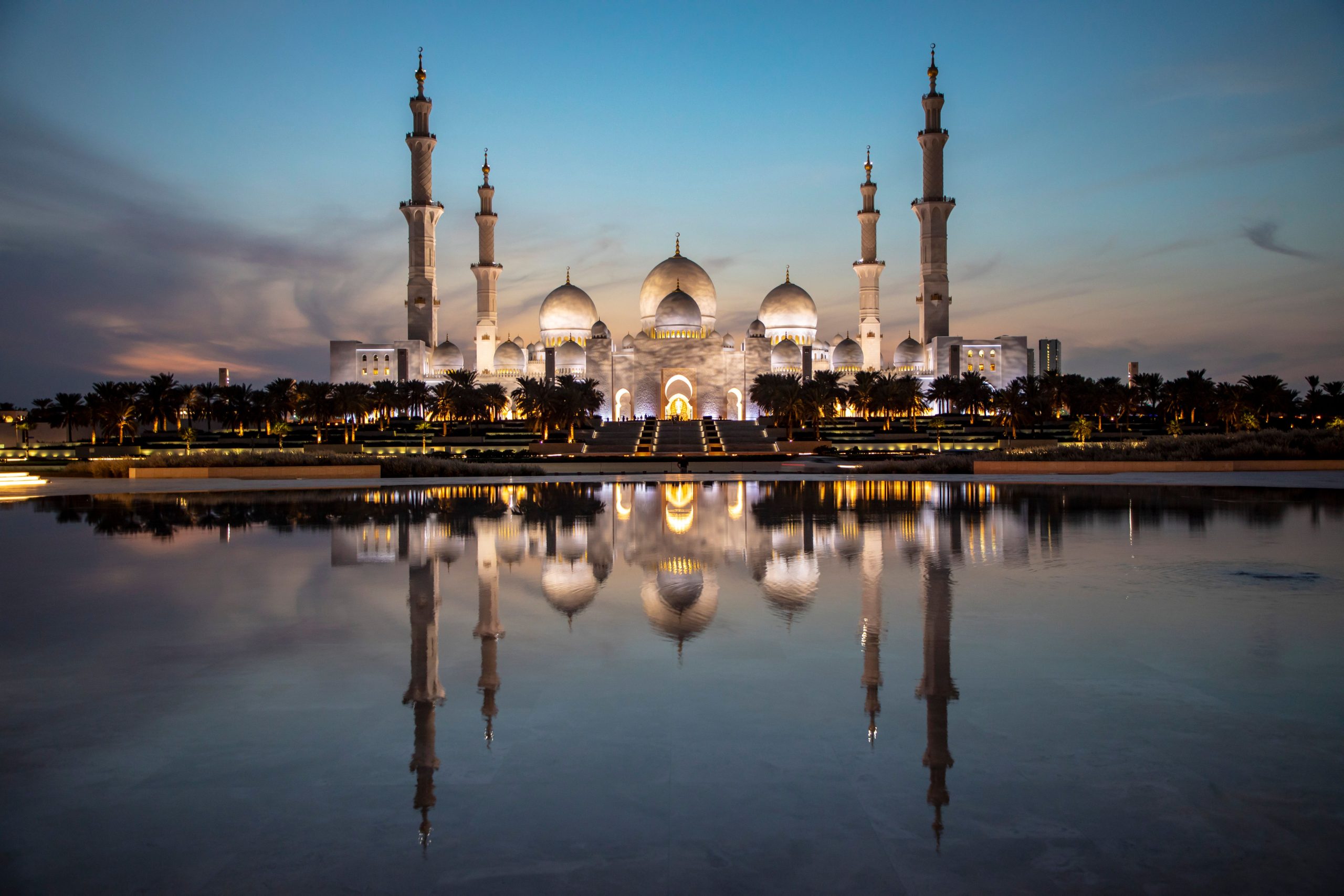 Gran Mezquita Sheikh Zayed iluminada al atardecer en Abu Dabi