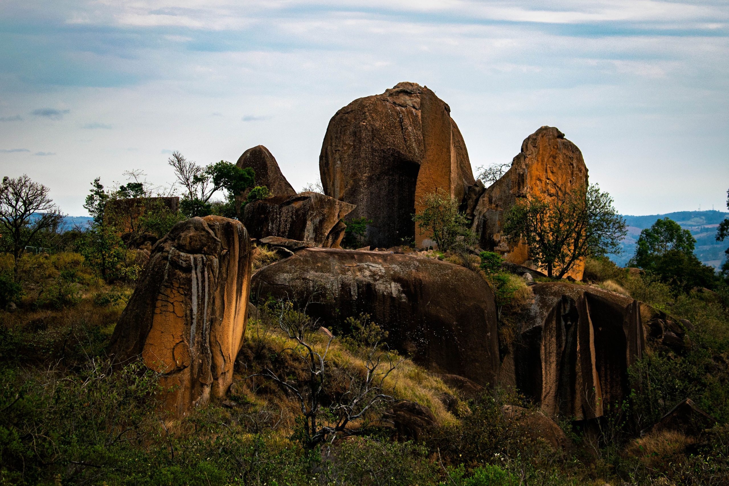 Formaciones rocosas en un paisaje natural de Zimbabue