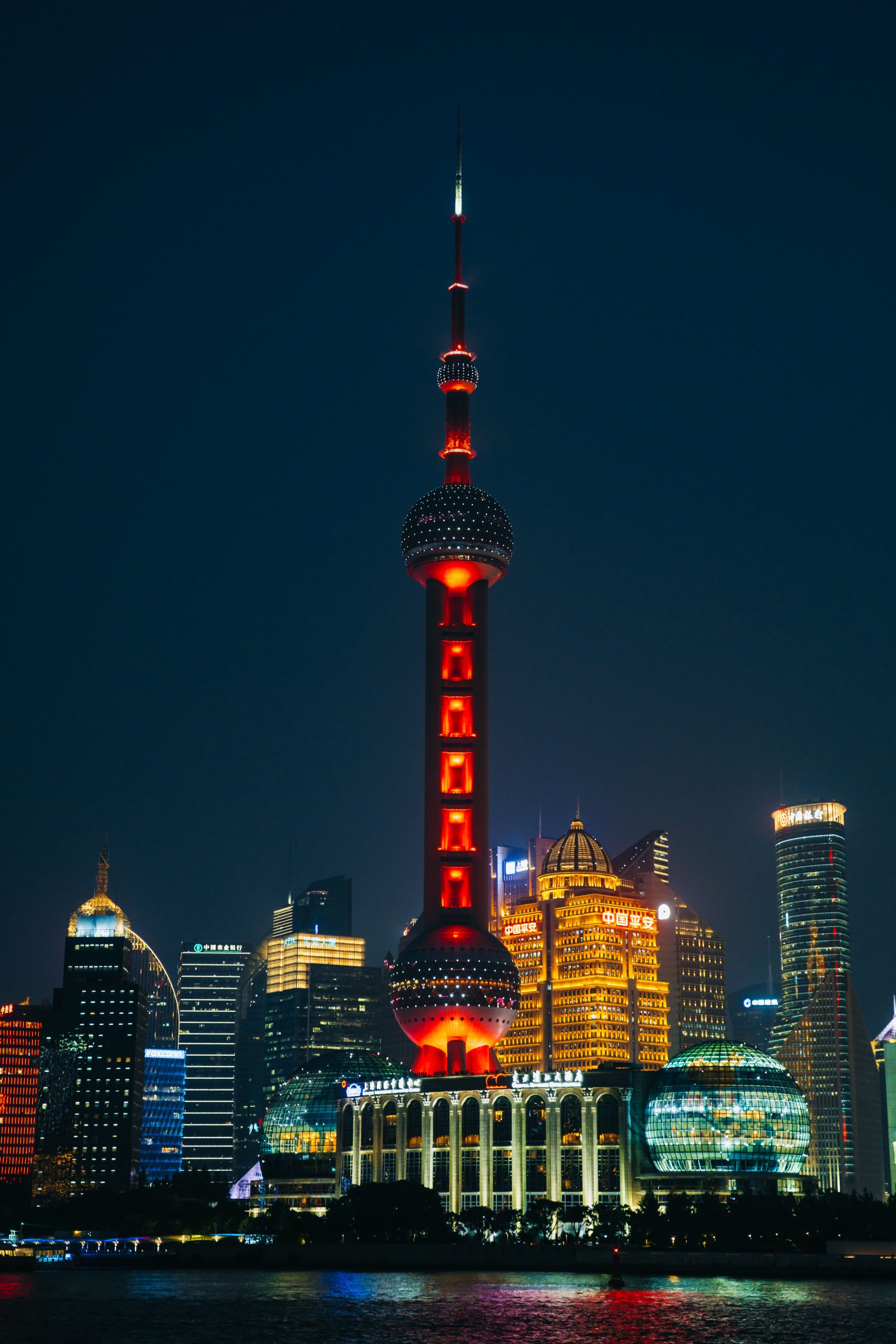 Shanghái iluminada de noche con la Torre de la Perla Oriental