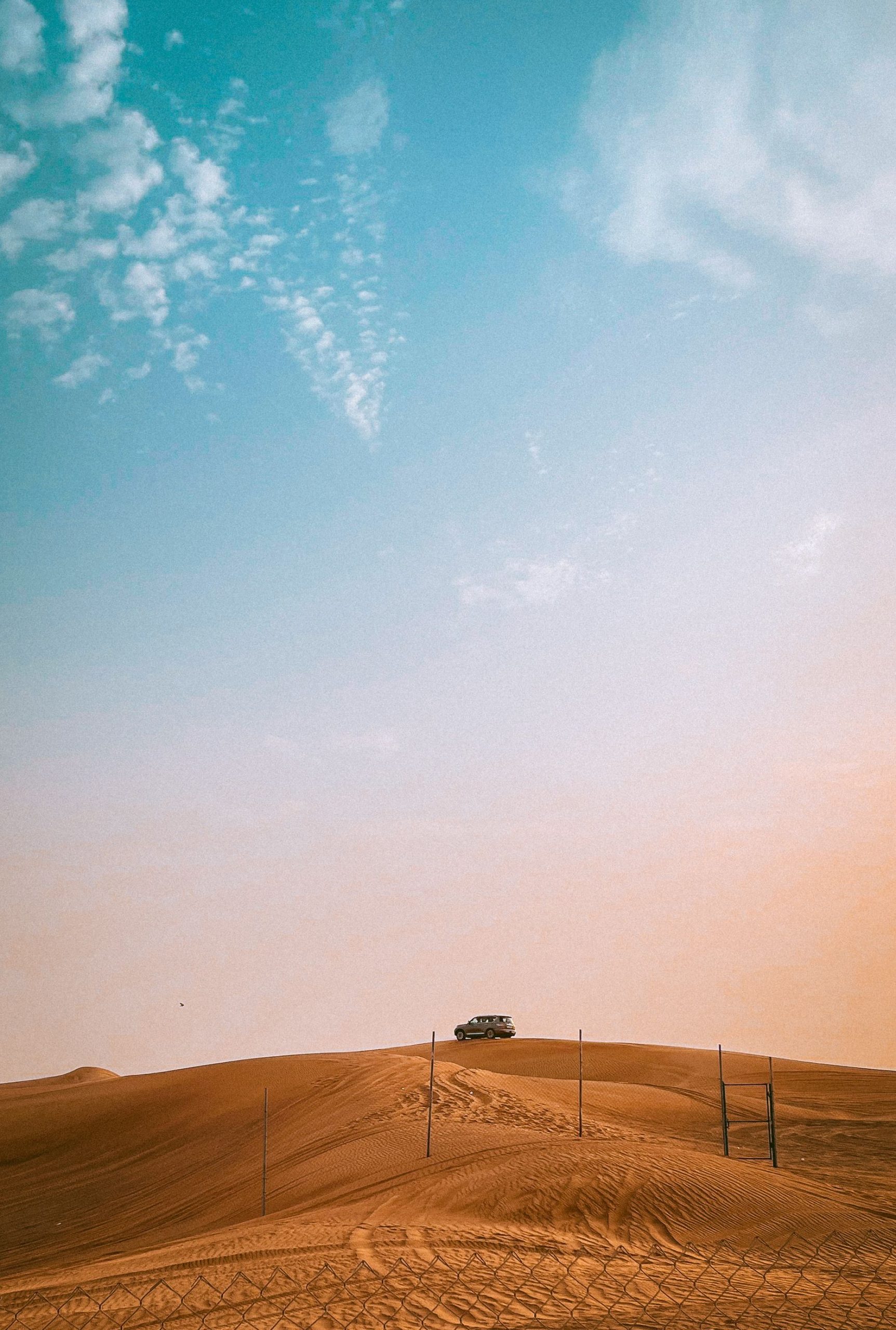 Dunas del desierto de Emiratos Árabes Unidos al atardecer