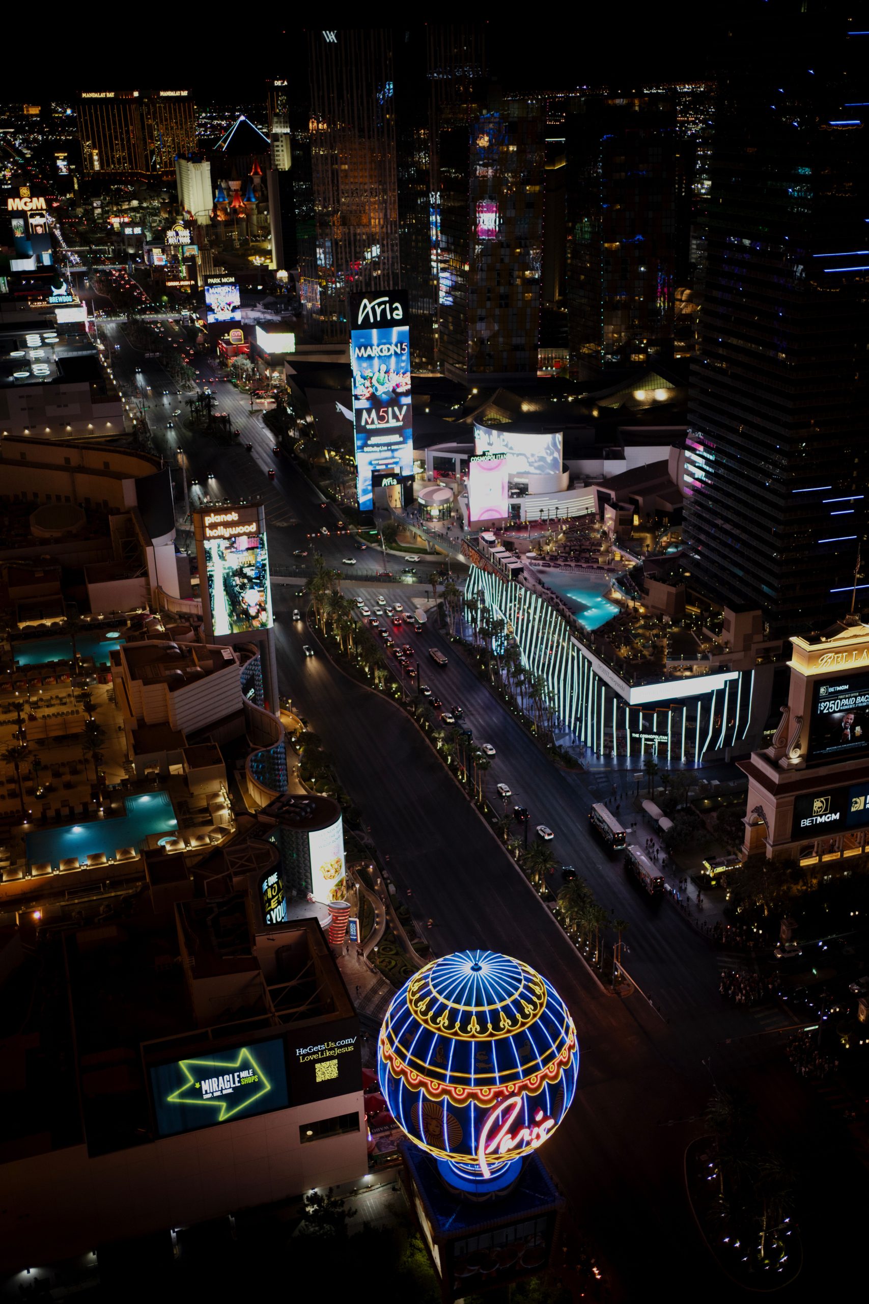 Las Vegas iluminada de noche en Estados Unidos