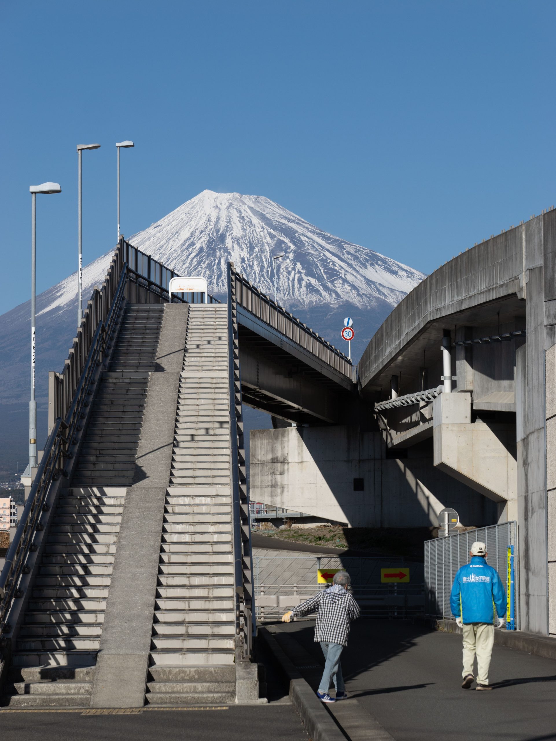 Monte Fuji visto desde una zona urbana de Japón