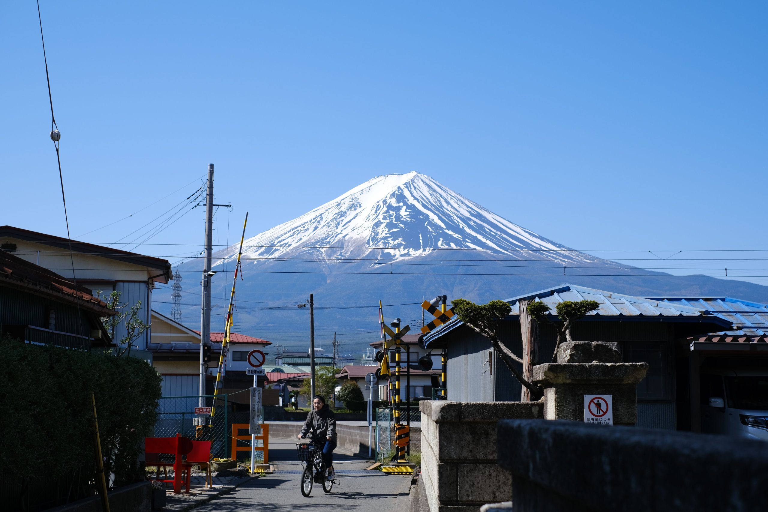 Monte Fuji visto desde un pueblo japonés