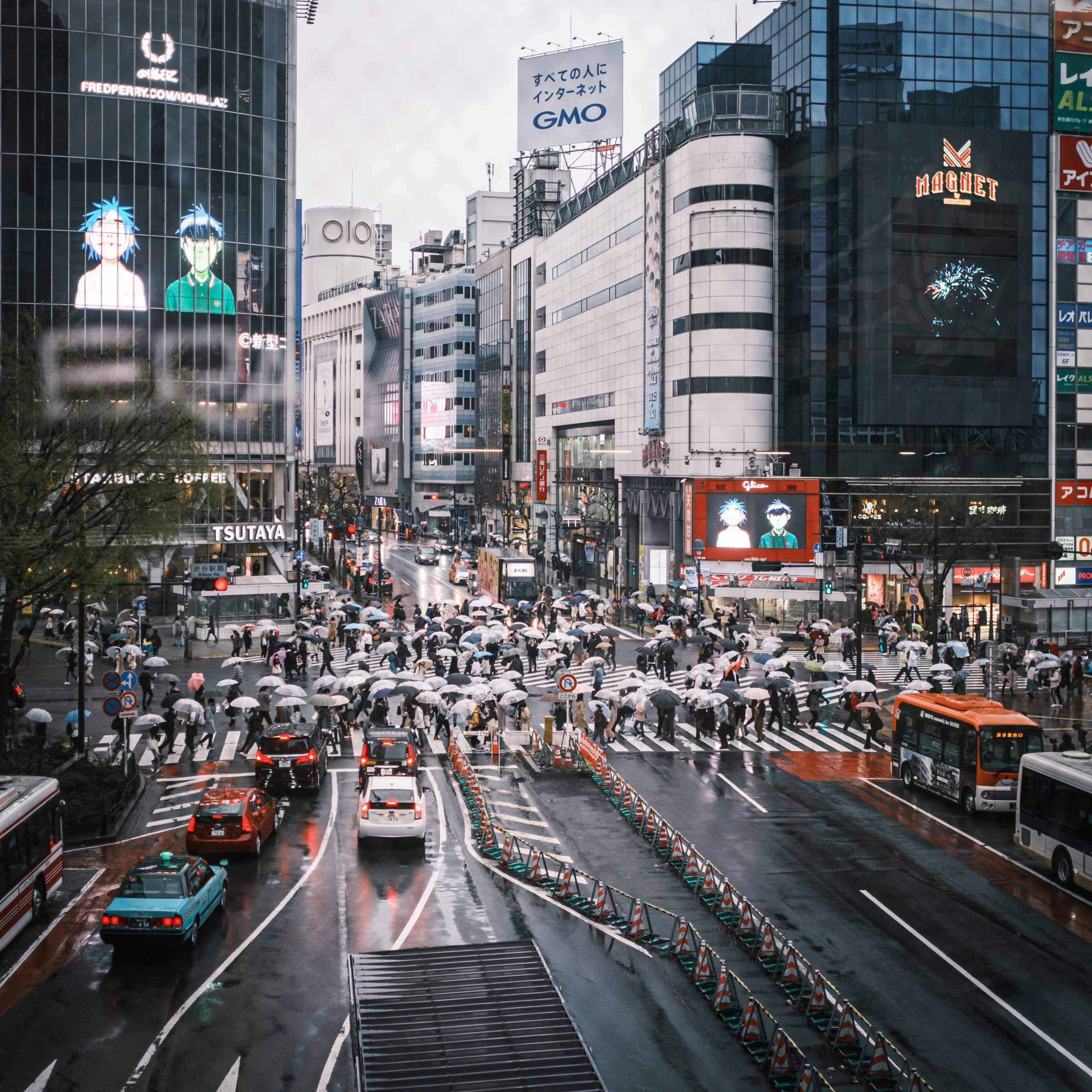 Cruce de Shibuya en Tokio bajo la lluvia