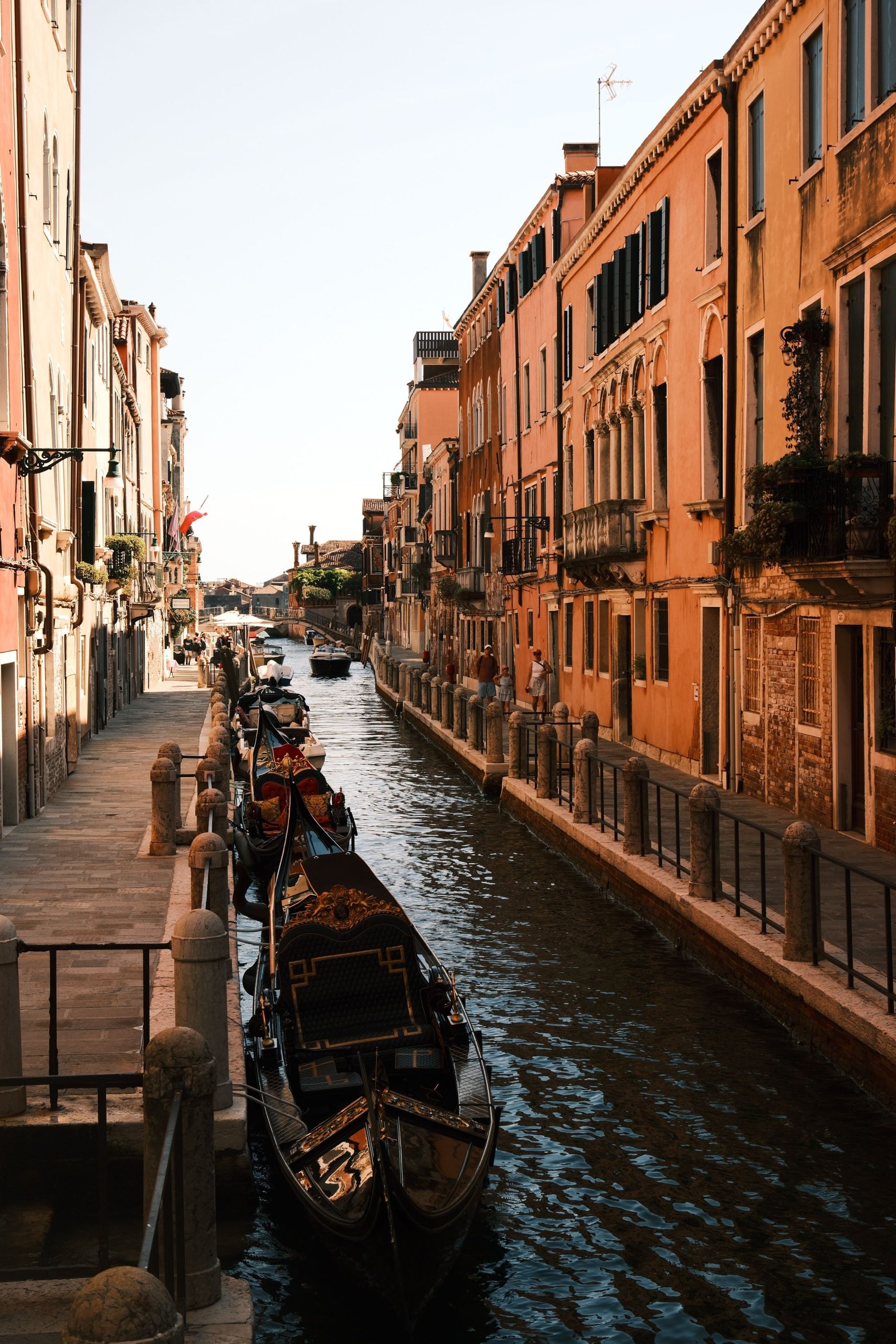 Góndola navegando por un canal de Venecia